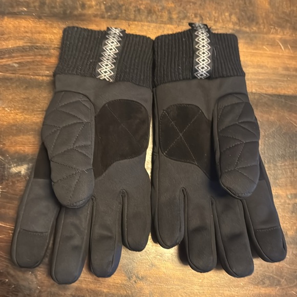 Ugg Men’s Quilted Nylon Gloves - Picture 2 of 4